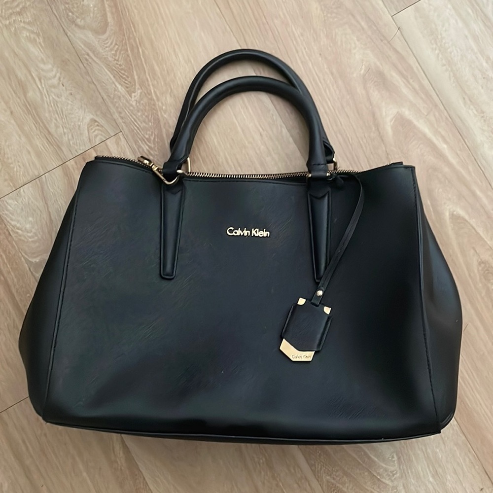 Calvin Klein purse multiple zipper compartments